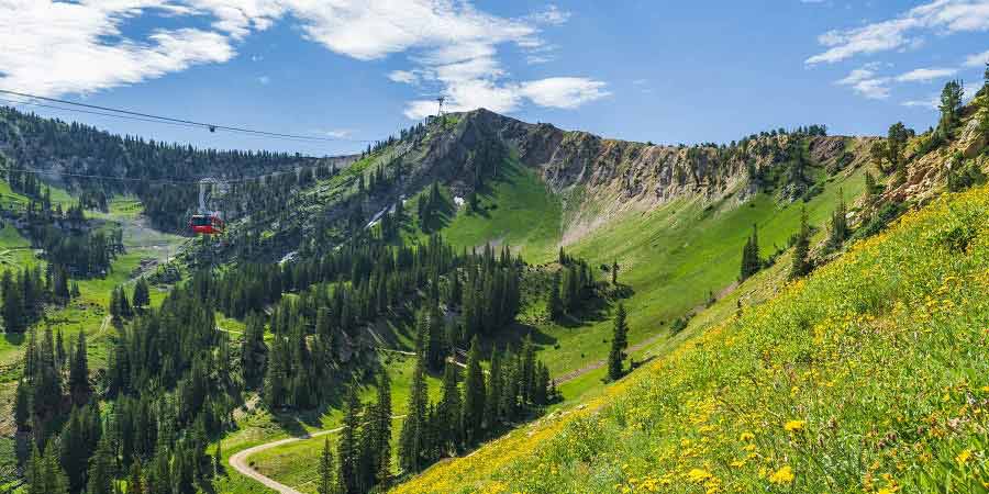 Climbing to the summit of Hidden Peak by tram